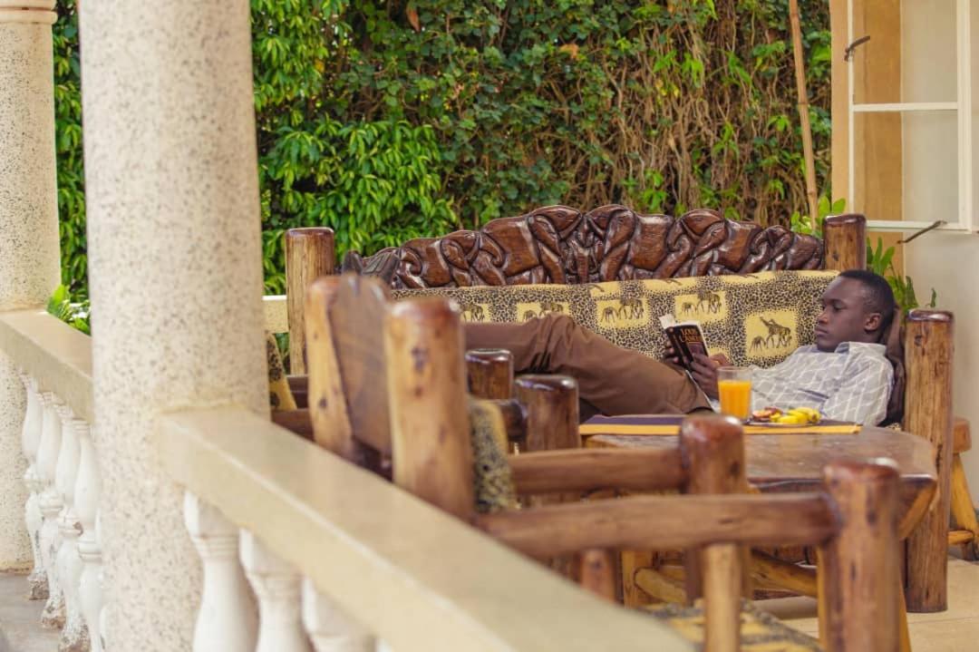 Entebbe Vine Inn Ngoại thất bức ảnh